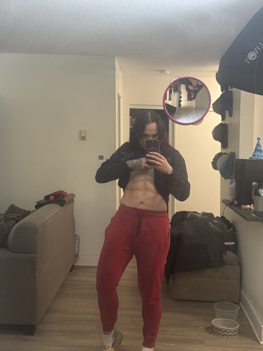 Smith_Machine_'s tweet image. 9 ½ weeks out and the abs are dialing in… but that’s not the only thing getting shredded 😏 OnlyFans is officially LIVE, and I’ve got plenty to show you 👀🍑 Don’t keep me waiting… come see for yourself 💌 #MuscleMommyNextDoor #FemaleMuscle #BritishGirls