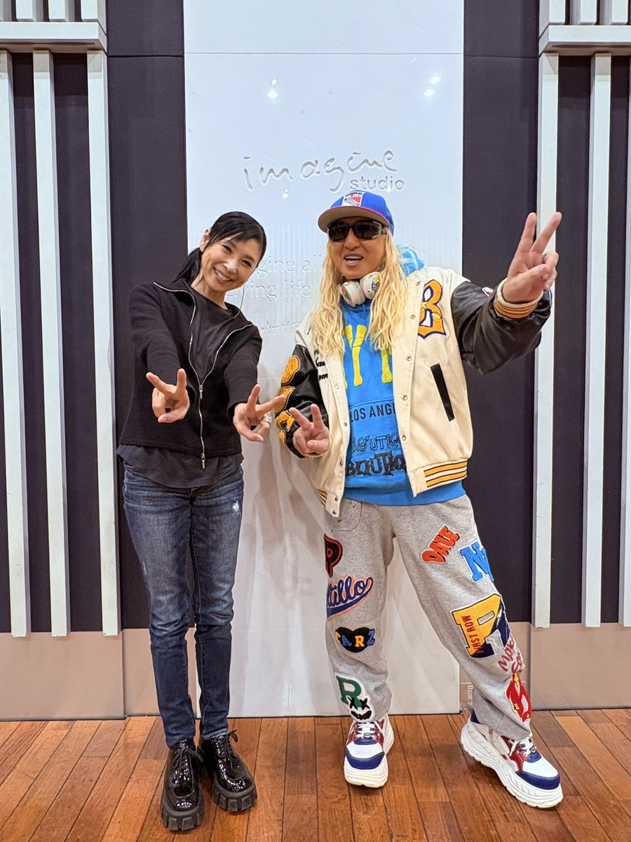 D J K O O (@djkoo_official) on Twitter photo 黒木瞳さんのあさナビに出演させていただきました!!
ちゃんとお話しするのは初めてでしたが!!黒木さんホント素敵でとても良い雰囲気でお話しさせていただきました!!
そして何より驚いたのが!!黒木さんが僕の "EZ DO DANCE" の真似がめっちゃうまかった!! 黒木瞳さんのあさナビに出演させていただきました!!
ちゃんとお話しするのは初めてでしたが!!黒木さんホント素敵でとても良い雰囲気でお話しさせていただきました!!
そして何より驚いたのが!!黒木さんが僕の "EZ DO DANCE" の真似がめっちゃうまかった!!