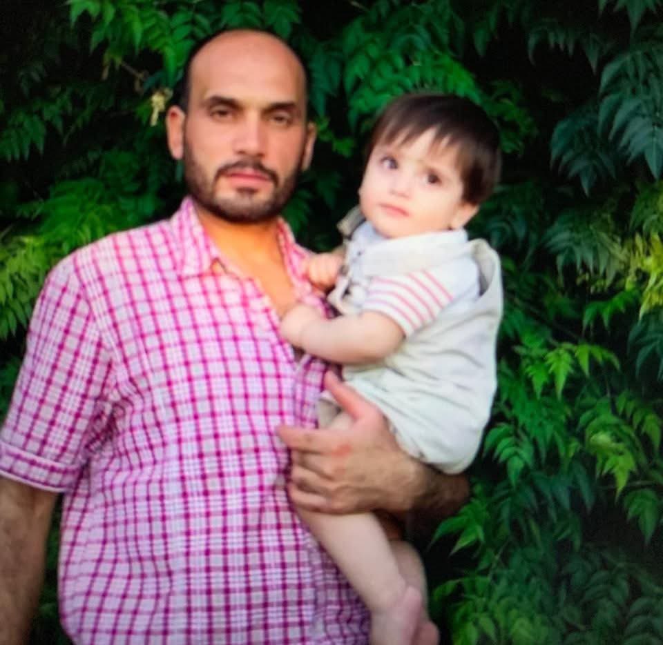 الش/هيد الشاب خليل صبحي هارون أبو خالد متأثراً بإصابته بطلق ناري في حوضه جراء ه/جوم مس:لح من قبل لصوص جبناء مجهولين حاولوا سرقة منزله مساء يوم أمس الأربعاء قرب فرن الحاج راضي في مدينة دوما بريف دمشق.

مات دفاعاً عن ماله وبيته وأهله