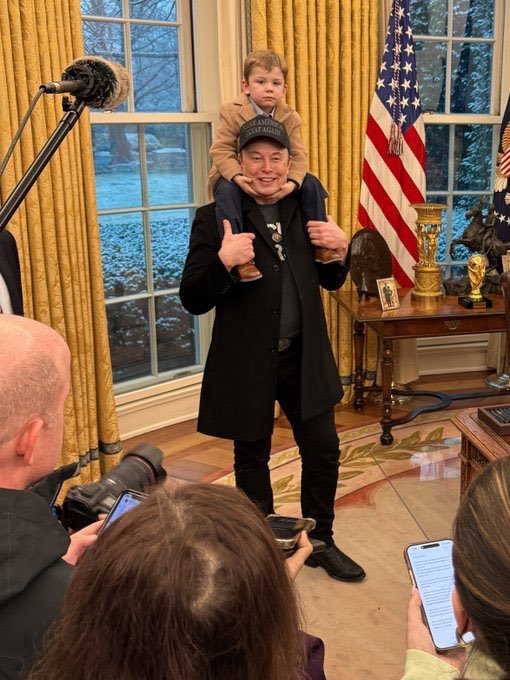 kasimf's tweet image. ماذا يريد إيلون ماسك أن يقول لنا؟

ما أروع وما أجمل القيم التي يحاول إيلون ماسك ترسيخها وتكريسها وتثبيتها في عقولنا وهو يصطحب معه طفله حتى الى البيت الأبيض والأمم المتحدة. ولطاما شاهدناه أيضاً أثناء لقاءات مع العديد من  زعماء العالم. ماذا يريد ماسك أن يقول لنا؟ طبعاً الرسالة…