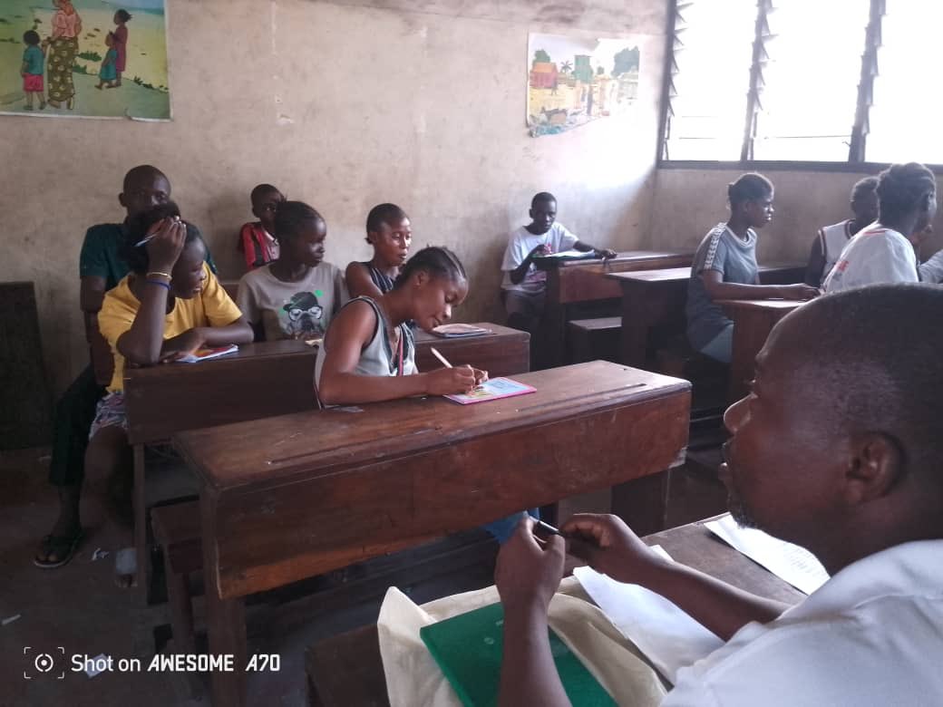 MBilenge's tweet photo. #Programme_DSSR. 

Les acteurs communautaires de la ZS Kingabwa/As MAYAMBA, ont sensibilisé les élèves du collège Sapientia sur les #VBG, en mettant l’accent sur la violence sexuelle en milieu scolaire. 

@MondeRdc 
@MdM_France 
@MinSanteDRC https://t.co/XNigNZ2HVC