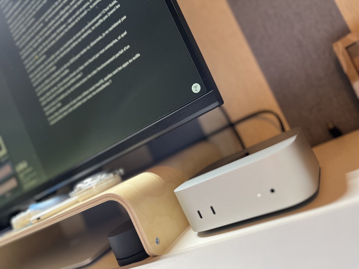 J’ai quitté Windows !

Depuis le début de ma reconversion, j’avais le souhait de quitter Windows.

Sûrement victime de la hype des créateurs de contenu qui nous montrent leur travail sur un bel environnement, qui nous font une vidéo tous les ans (voire deux fois par an) sur leur