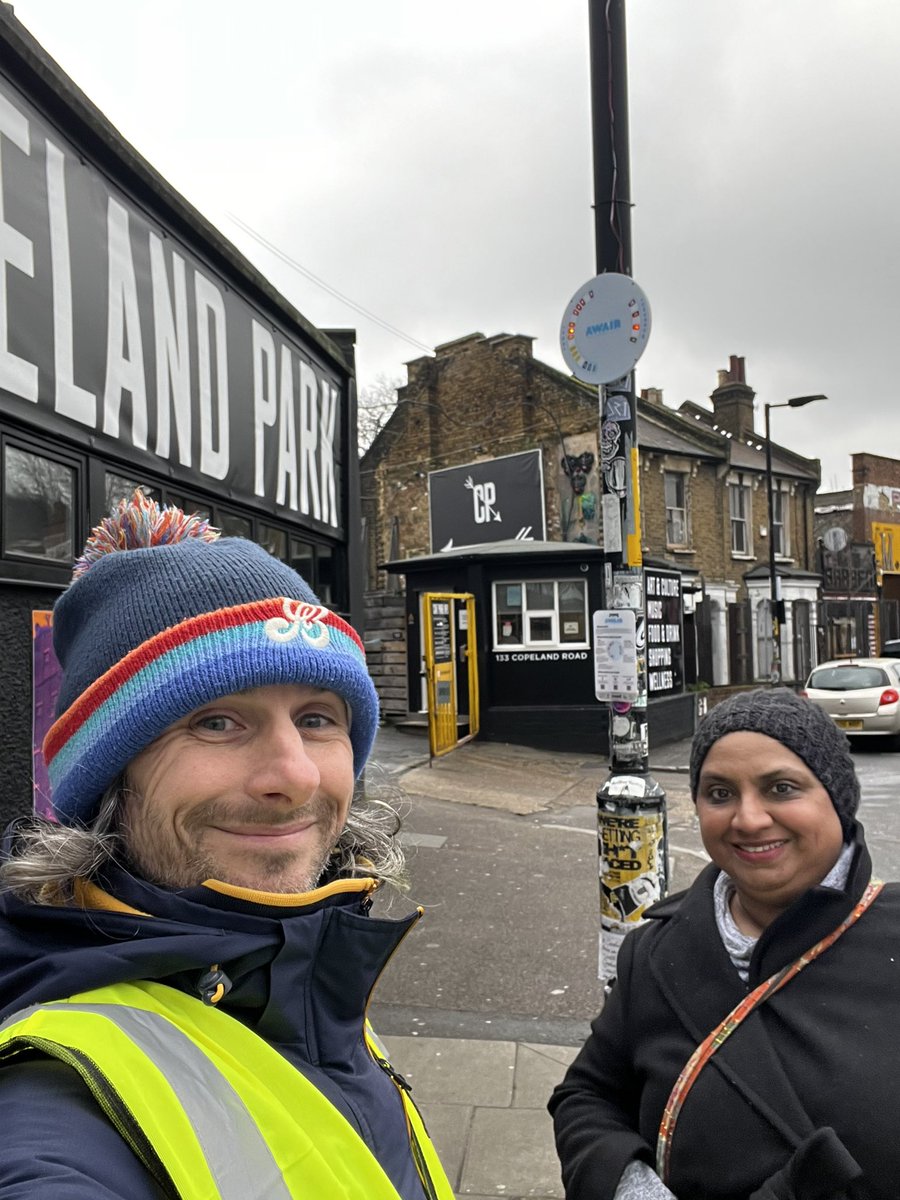 AndyGrieveAir's tweet photo. Another #Awair #airpollution display for #Peckham! 💪🌟
Just outside the entrance to @CopelandParkSE
Bringing glanceable air quality info into the street 👀🚦
We’re getting them out there despite the cold 🪜🪛🌨️! https://t.co/SD04IviPuU