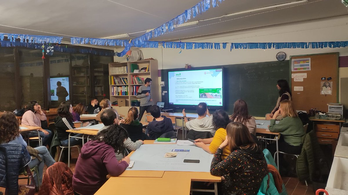 vic_mediambient's tweet photo. Sessió seminari de professorat #XESVic on reprenem mirades a problemàtiques sociambientals que afecten biodiversitat🌳mobilitat🚴🏻♀️alimentació🍊aigua 🚰 o residus🧃 a la ciutat #situacionsaprenentatge
Per acabar vam conèixer panellℹ️ de plaques solars d'autoconsum @escolaandersen🔆 https://t.co/oYfurYgylH