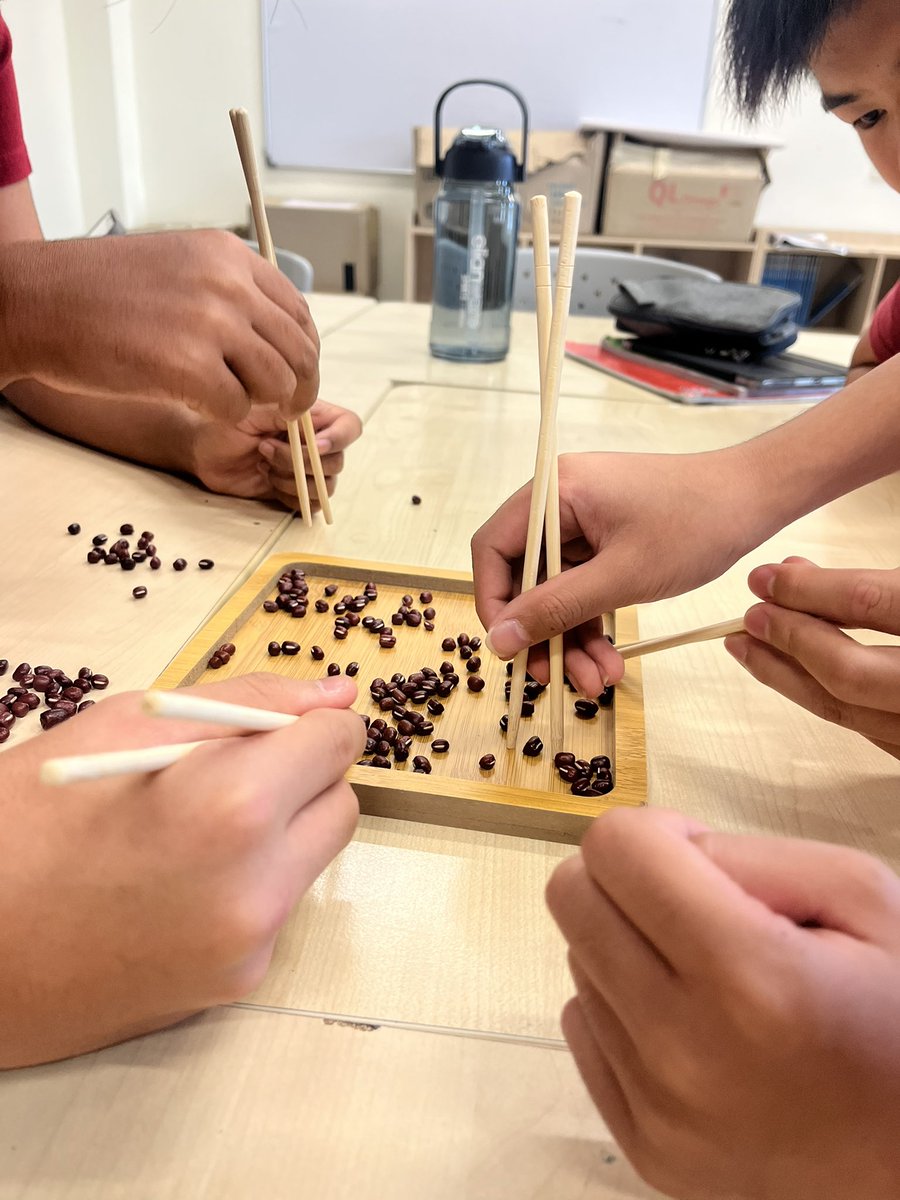 TsenIrene's tweet image. Chopsticks is a symbol of Chinese culture—not just for eating, but also for training focus and precision. Let’s have fun in mandarin class! #ChineseCulture #Chopsticks #his_learning