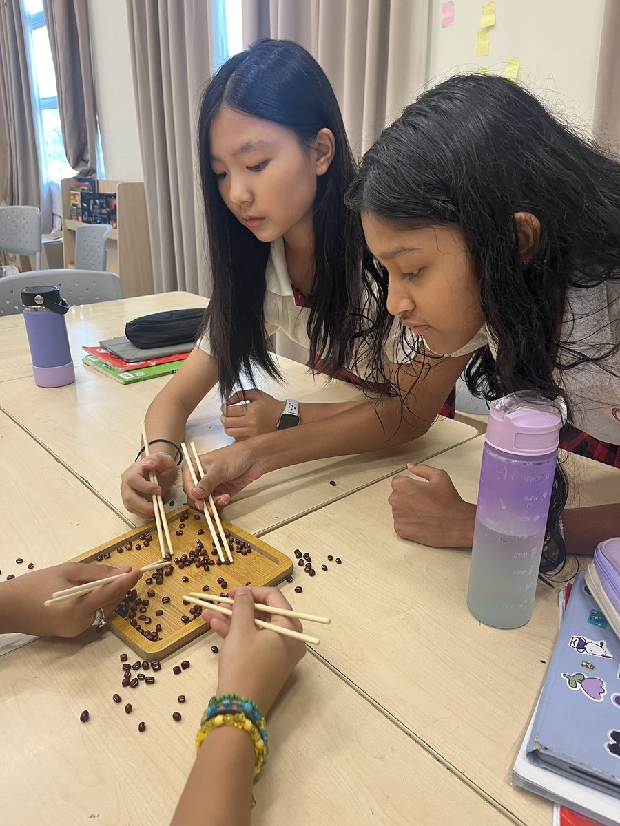 TsenIrene's tweet image. Chopsticks is a symbol of Chinese culture—not just for eating, but also for training focus and precision. Let’s have fun in mandarin class! #ChineseCulture #Chopsticks #his_learning