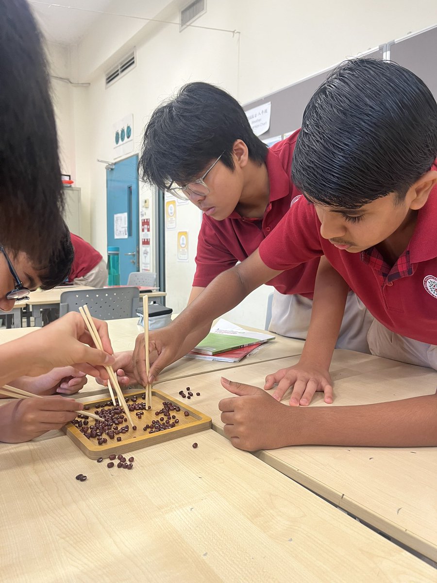 TsenIrene's tweet image. Chopsticks is a symbol of Chinese culture—not just for eating, but also for training focus and precision. Let’s have fun in mandarin class! #ChineseCulture #Chopsticks #his_learning