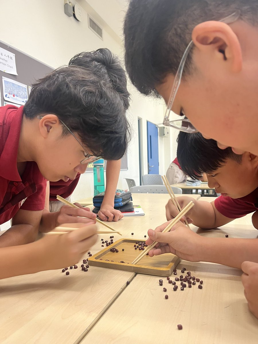 TsenIrene's tweet image. Chopsticks is a symbol of Chinese culture—not just for eating, but also for training focus and precision. Let’s have fun in mandarin class! #ChineseCulture #Chopsticks #his_learning