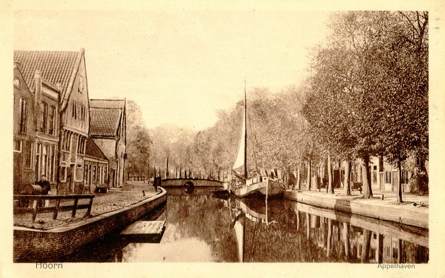 In Hoorn vinden we de #appel-haven. Deze afbeelding is rond 1900 gemaakt. 
#collectievissen