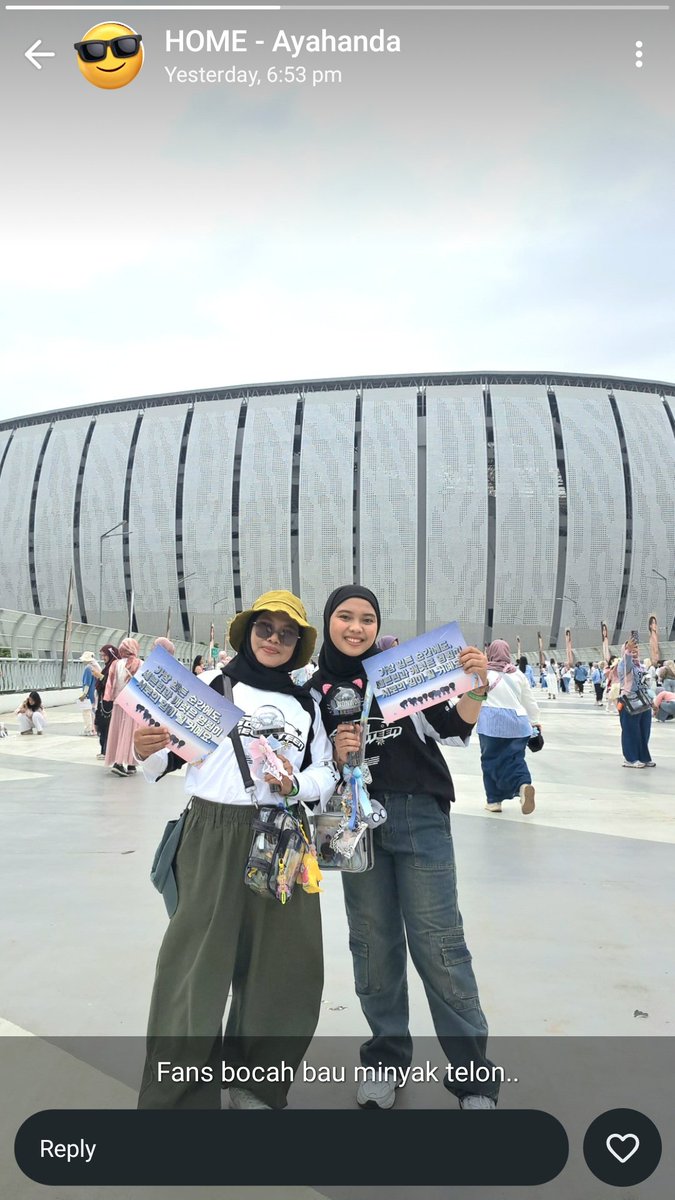 rzkdhl's tweet photo. Waktu istrinya tiba-tiba kenal K-Pop dan diajak anak-anaknya nonton konser, gue sempat nanya ke Ayah, "Ayah nggak kesal lihat Mamah suka Woozi sama Hoshi trus kecintaan sama SEVENTEEN?"

Ayah, "Biarin, dulu waktu mamahmu masih muda, nggak pernah seceria itu. Masa remajanya banyak sedihnya, sekarang puas-puasin dia bahagia sebagai ganti masa muda dia yang hilang."

Sebelum konser, Ayah udah buat pengumuman ke orang-orang, "Tuh si Kiki mamahnya, mau nonton konser kpop."

Setelah konser, beliau minta foto istrinya mulu trus update gini (meskipun captionnya nyebelin) 😂