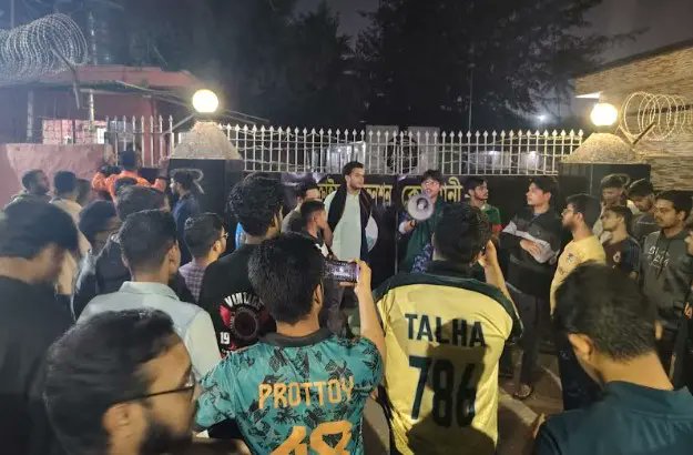 আ. লীগ নিষিদ্ধের দাবিতে শেকৃবি শিক্ষার্থীদের বিক্ষোভ মিছিল