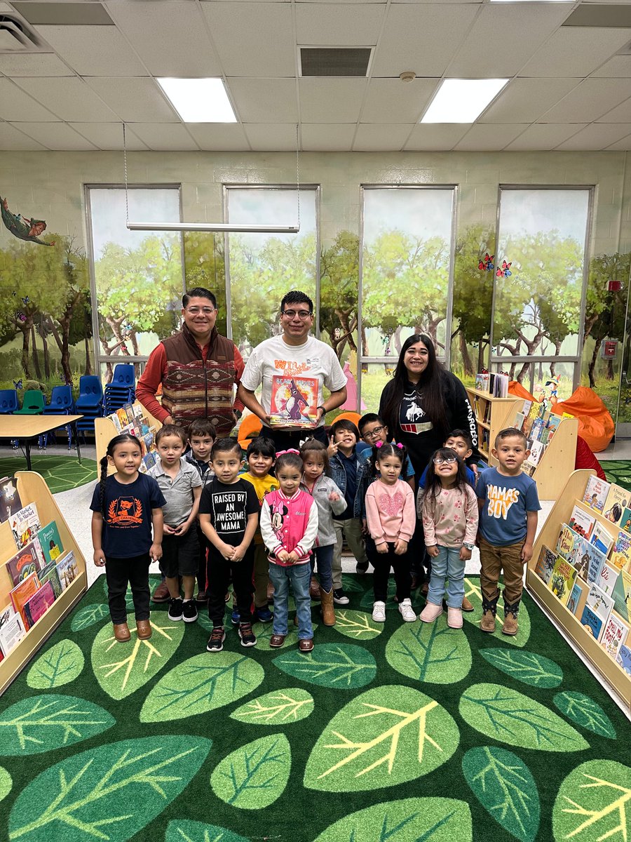 michaelvaldezsa's tweet photo. Today, I read to some of our Head Start students at José Angel Cárdenas Early Childhood Center. Did you know that Head Start is designed to prepare children for school readiness and lifelong success! #Trusteesread #readtothefinalfour 📚 🏫 📖 🧸 🐻 https://t.co/bhKJhntQ9a