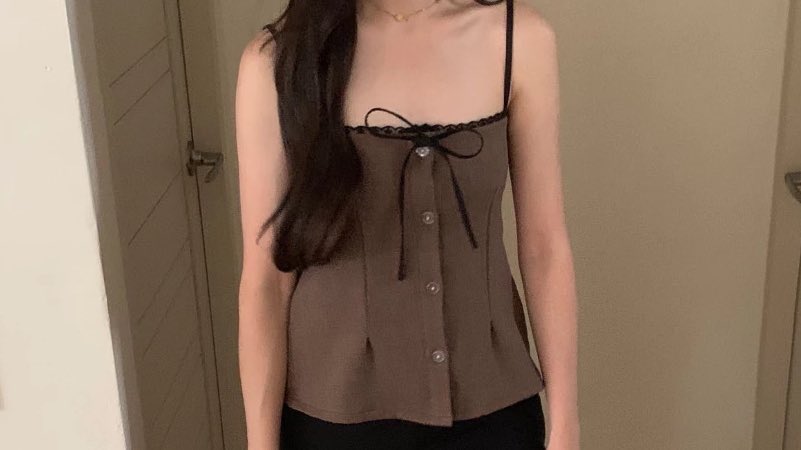 itfeelstory's tweet image. อันนี้จะเป็นลุคที่ดูแพง ดู formal ขึ้นมานิดนึง คือแมชไปทำงานได้ สวยมาก ดูลูกคุณขึ้นมาทันทีอะ ดีไซน์สวยไม่ซ้ำเลย ยังอยู่ในงบ 400 บาท