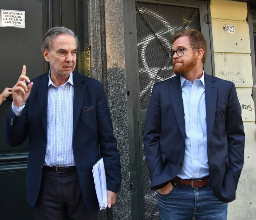 Estos dos acusaban a Milei de estar aliado con CFK, pero al final ya sabemos la verdad, son Pichetto y Massot los que buscaron hasta el último minuto ayudar a CFK.

Principio de revelación