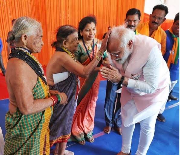 Om Shanti🙏🏽

Deeply saddened by the passing away of Padmashri Sukri Bommagowda of Halakki tribe of Ankola, a treasure trove of tribal knowledge and “nightingale of the Halakki Vokkaliga tribes".

May almighty grant her sadgati and her loved ones strength in this hour of grief…