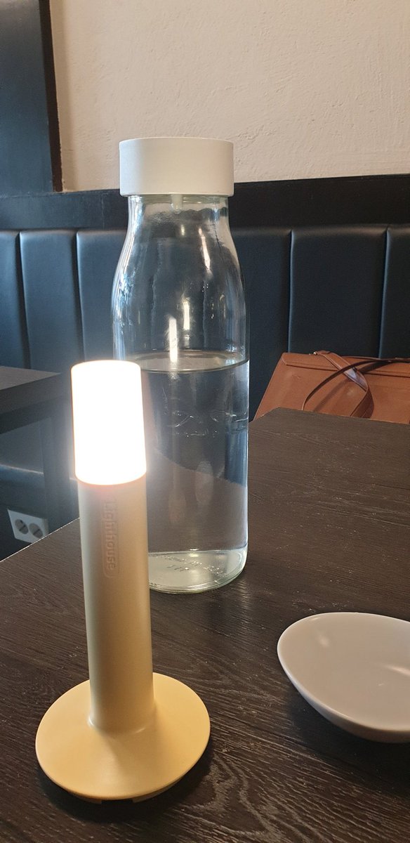 태형트윗 1103
"밝음에 이은 또 다른 밝음"
어딘가를 향할 때 그 방향과 기준을 잡아주는 것이 빛이 아닐까 생각합니다.
여러분은 누구의 빛이자 밝음인가요?