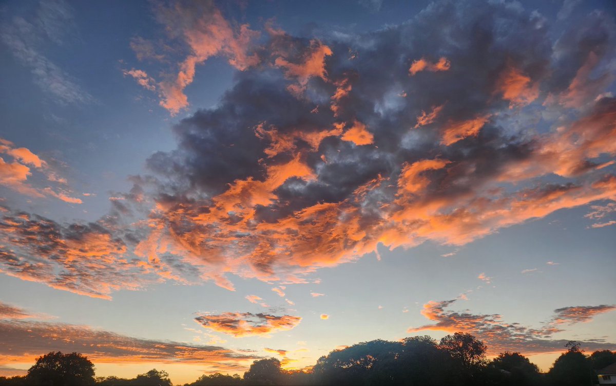 Fire in the sky setting the scene for early morning preseason ruby training. <a href="/InandaSpirit/">St Davids Marist Inanda</a>
#underanafricansky 
#strengthandconditioning