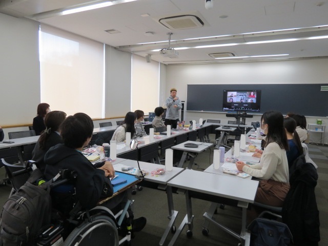 rikkyo_SGS's tweet photo. 【新座】秋学期の振り返りﾐｰﾃｨﾝｸﾞを開催しました。
なかでも一番印象に残ったのは、当事者からの感想です。「授業中にみんなが笑っていた時、内容をしっかり教えてくれた」まさに場の共有、情報保障です。
会の最後に、４年生/M2生から一言いただきました。2024年度もありがとうございました。 https://t.co/XGp3T6NDIs