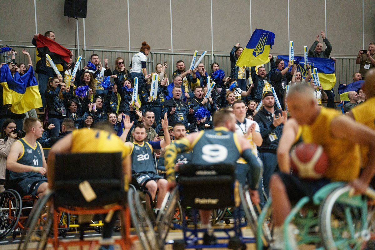 Serhii Korovayny (@serhiikorovayny) on Twitter photo Наші грають у баскетбол на візках на
<a href="/InvictusGames25/">Invictus Games Vancouver Whistler 2025</a>
Виграли у Колумбії, програли змішаній команді, в якій, втім, також грали українці. Зрештою, Ілля Пилипенко та Артур Милін взяли в баскитболі бронзу!
Космічний, швидкий спорт. Наші грають у баскетбол на візках на
<a href="/InvictusGames25/">Invictus Games Vancouver Whistler 2025</a>
Виграли у Колумбії, програли змішаній команді, в якій, втім, також грали українці. Зрештою, Ілля Пилипенко та Артур Милін взяли в баскитболі бронзу!
Космічний, швидкий спорт.