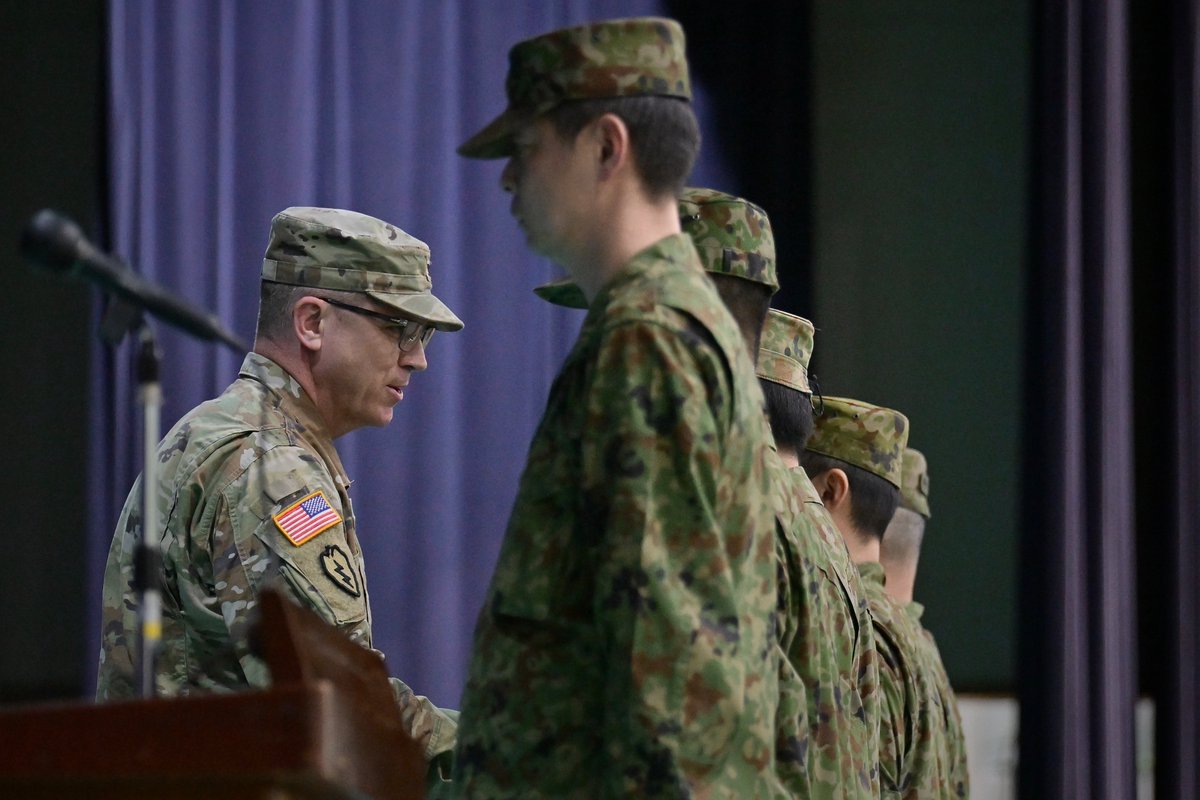 11b_na_jgsdf's tweet photo. 2月9日、約2週間にわたり実施されたノース・ウインド25の全ての訓練が終了し、閉会式及び表彰式を実施しました。
【閉会式・表彰式】
#防衛省 #陸自 #自衛隊 #自衛官 #冬季訓練 #NorthWind25 #NW25 #日米共同 https://t.co/uymWI3kUzf