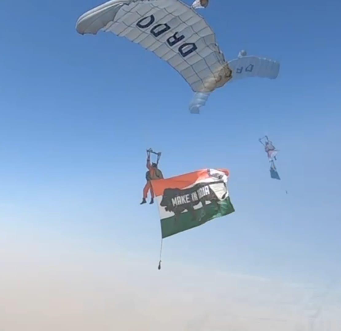 timesofindia's tweet photo. #Kanpur-based Ordnance Parachute Factory will produce the military combat parachute system developed by DRDO's Aerial Delivery Research and Development Establishment

The system payload capacity is 200 kg with maximum deployment altitude of 30,000 ft (9.1km) and could be deployed at the velocity of 280 kmph. The glide ratio is 4:1 with a canopy of 34 sqm. 

Know more 🔗 https://t.co/Ty2aHlPiDr