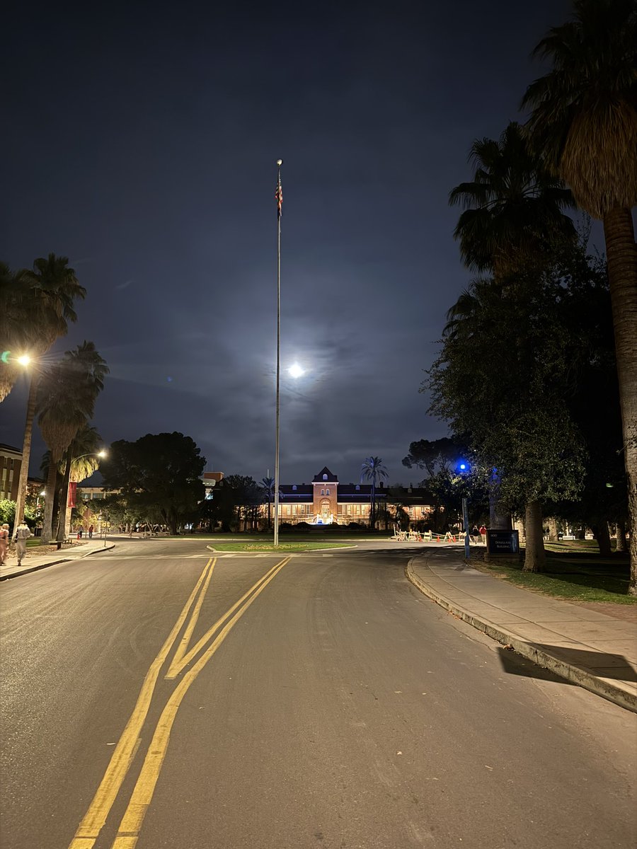 Dr_Chalk's tweet image. This evening I got to head back to my old stomping grounds to do one of my favorite activities - interact with and engage with students. Thank you to the @UArizona PRSSA group for asking me to sharing my experiences and life lessons with them as they navigate their career options