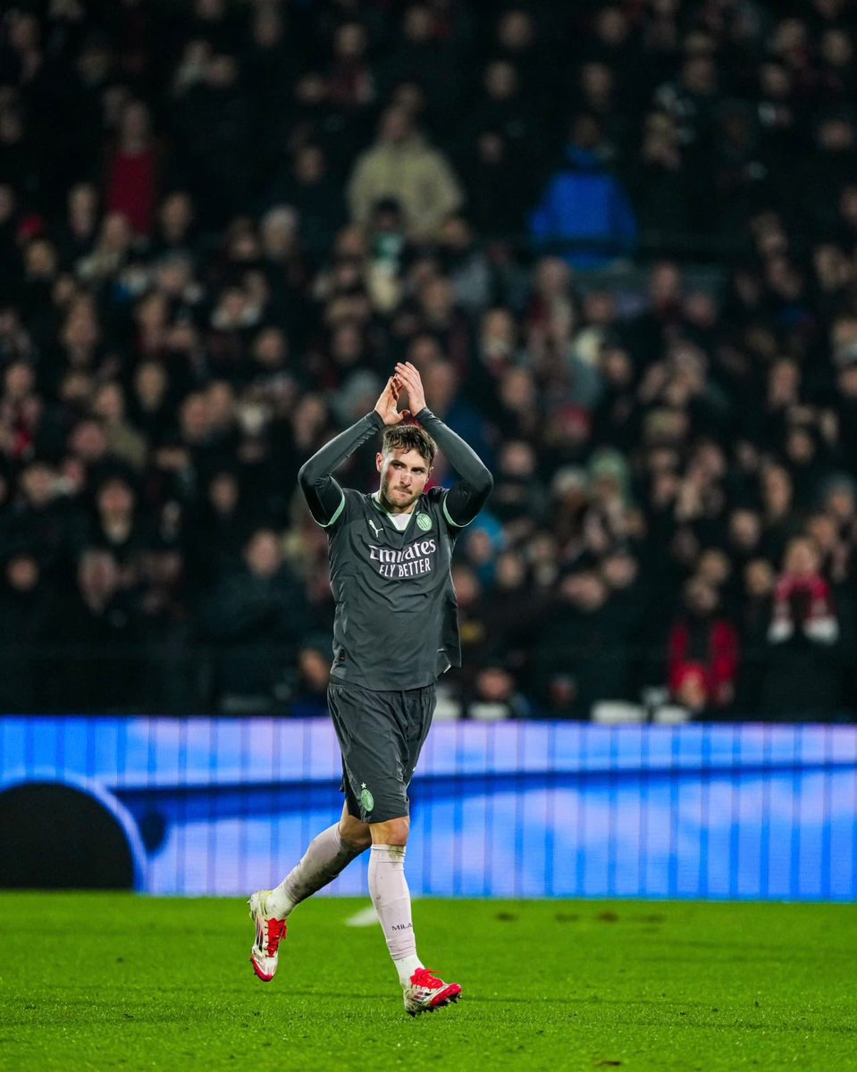 werevertumorro's tweet photo. Chulada de afición 👏🏻🥹🙌🏻

Santi Giménez regresó al estadio del Feyenoord y pese a vestir la camiseta del AC Milán, fue ovacionado por la afición de su ex equipo 🔥

🧵HILO con las mejores ovaciones para jugadores mexicanos en Europa 👇🏻 https://t.co/e6oWwl65kB