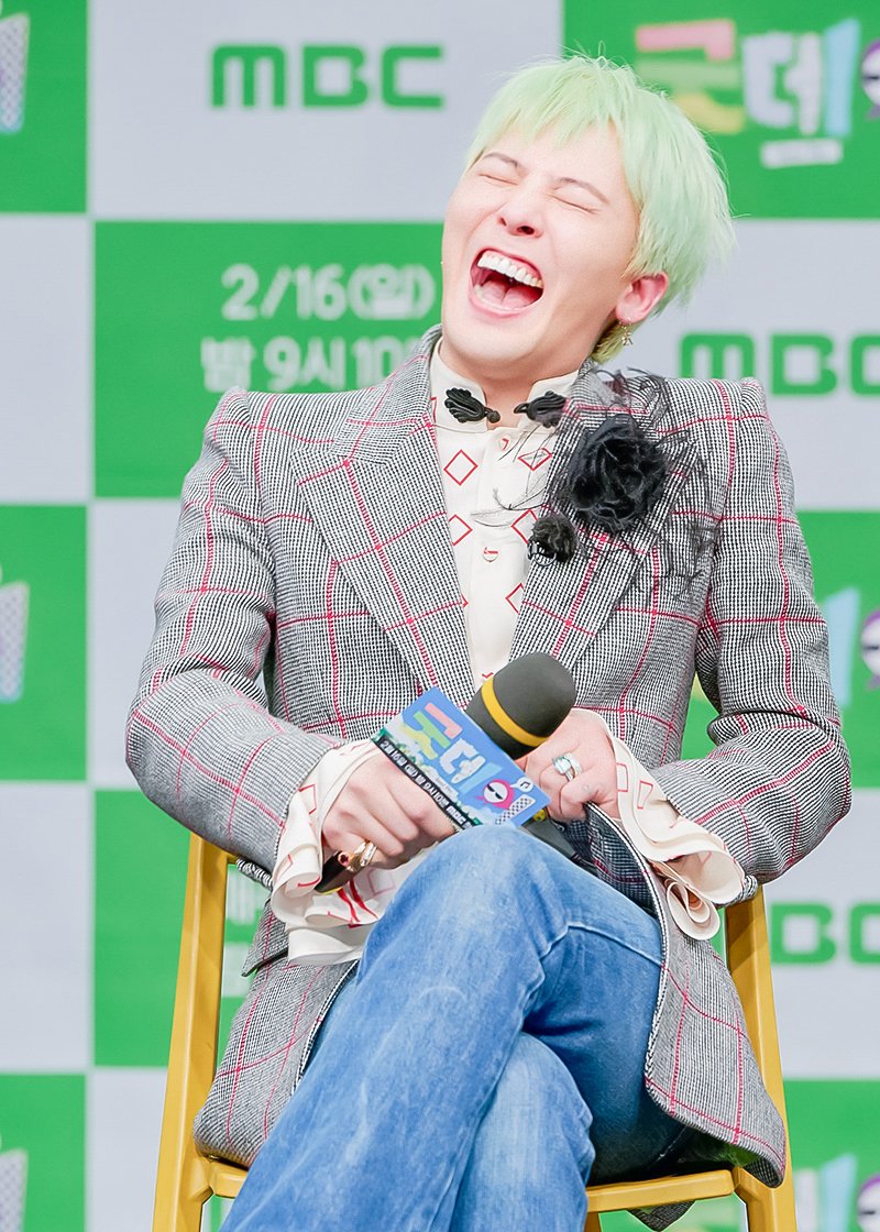 imbcenews's tweet photo. [포토] 지드래곤, 빵터진 웃음 
#굿데이 #GoodDay #지드래곤 #GDRAGON
#MBC예능 #TEO #제작발표회_250213 [iMBC연예]

‘굿데이’는 지드래곤(GD)이 다양한 분야 인물들의 이야기를 음악으로 직접 프로듀싱에 나서며 올해의 노래를 완성하는 리얼리티 예능이다. 오는 16일 오후 9시 10분 첫 방송.

⬇️고화질 Click Plz⬇️
https://t.co/3HsDAz413O