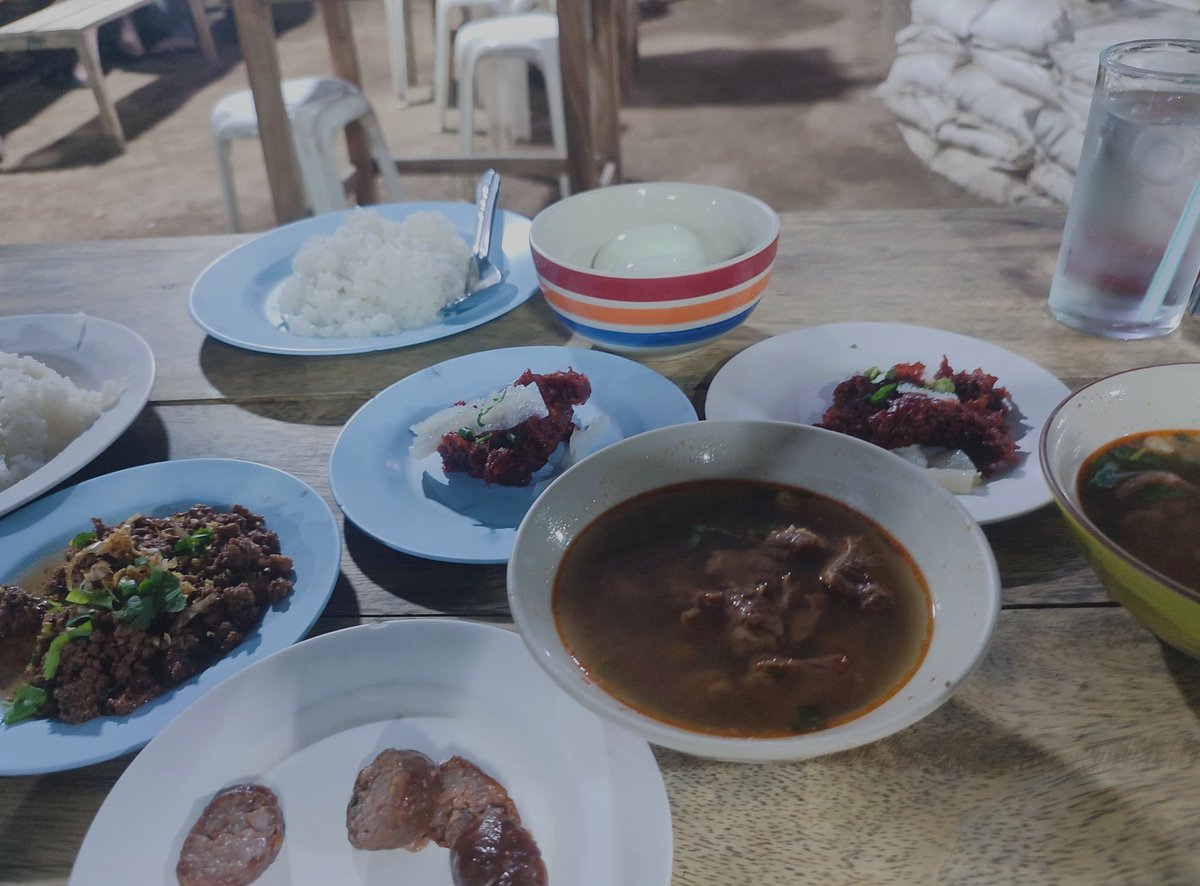 u_tm's tweet photo. 一皿10バーツ（45円くらい？）のローカル穴場食堂教えてもらった

この世界観こそ私の欲してたもの

生きてる感じがする https://t.co/X6P2EsoSgV