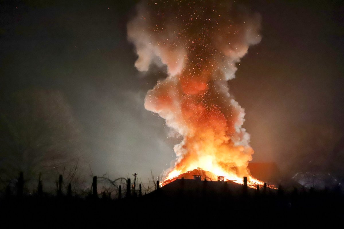 Grote brand verwoest schuur, asbest vrijgekomen