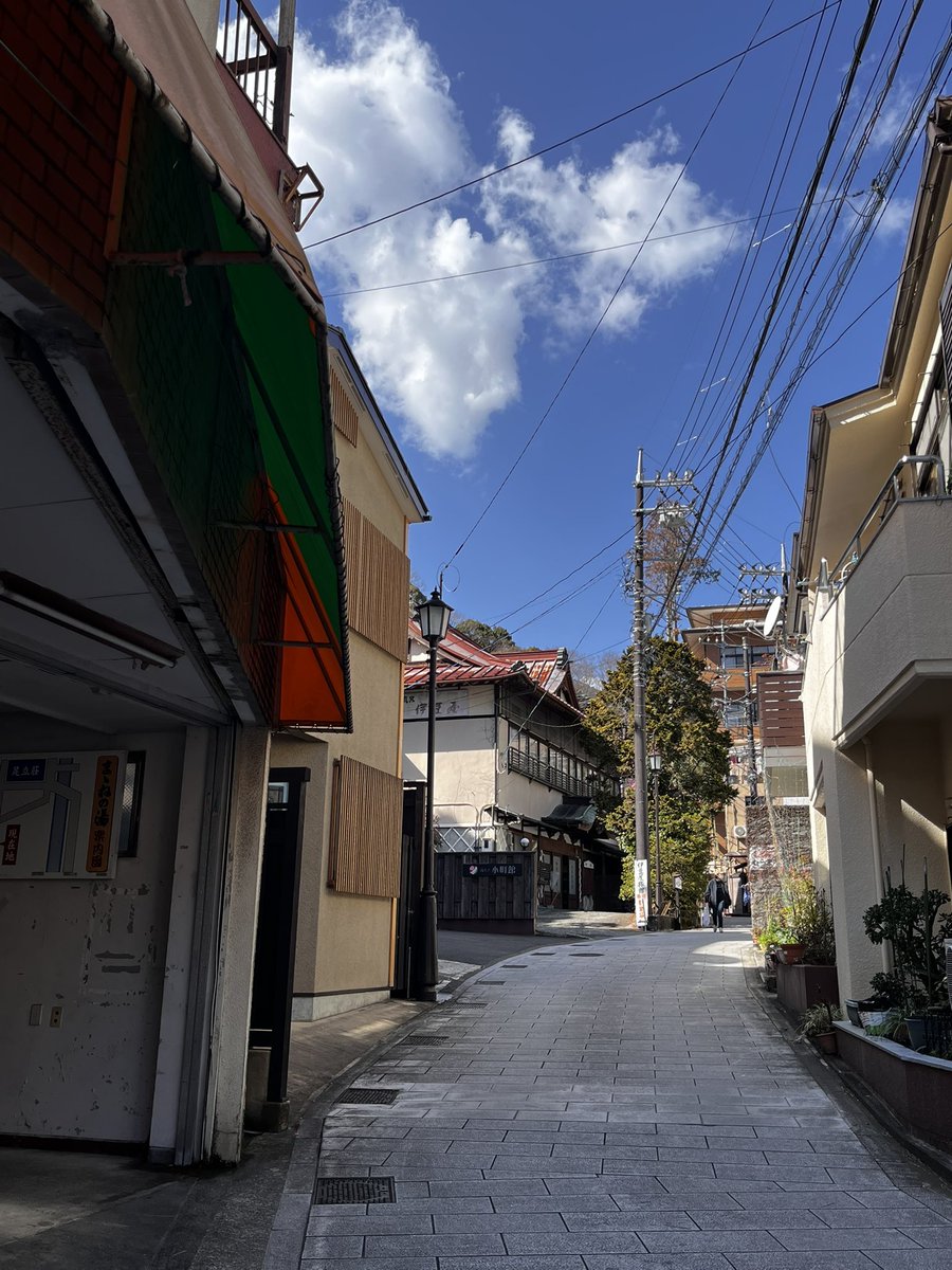 satian39's tweet photo. 平日中日の平和な温泉街。一週間で一番暇な週でもあるので水木は定休日のお店が多いらしい。ゆったりとした時間がただただに流れ、空は澄み渡り心地良い風が吹く。 https://t.co/Mlaeyg8PNx