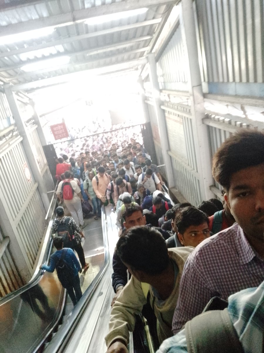 Devendra5015's tweet image. @Central_Railway 
@drmmumbaicr 
@RailwaySeva 
@srdomcogbbcr
काही कार्यवाही केली की नाही, 
पनवेल येथे फलाट क्र 6,7 वर गाडी आली की   मध्यवर्ती जिन्यावर चेंगराचेंगरी सदृश्य परिस्थिती होते,  रेल्वे प्रशासन एखादी दुर्घटना घडायची वाट पाहत आहे.

@MumRail