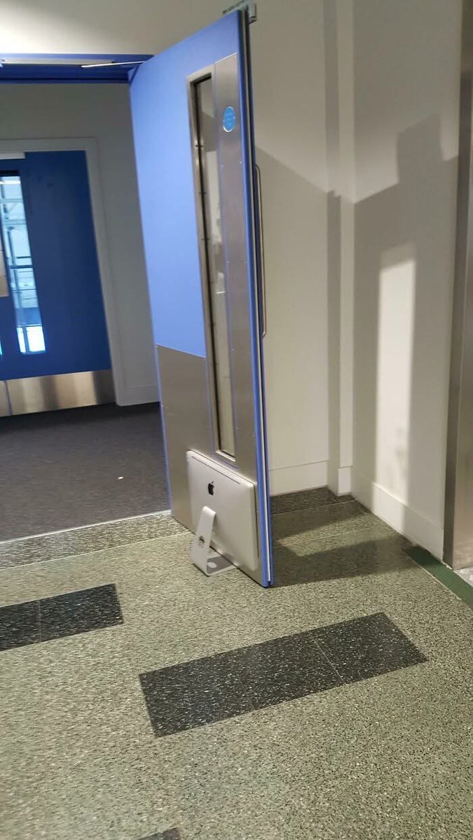 ocinar's tweet photo. Apple only supports DOORS not WINDOWS :)) https://t.co/xJ036bJF7M