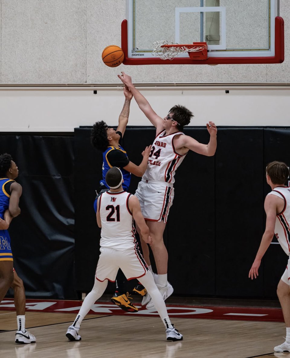BarronLinnekens's tweet photo. Playoff WIN #1 @HWHoops 
#earnednotgiven https://t.co/Ptwos30iIY