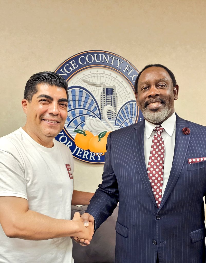 Candelaria___'s tweet photo. Reunión con el alcalde del condado de #Orange, #Florida, @JerryDemings, muy interesado en el intercambio comercial, ya que le platicamos de la estrategia de los Corredores Económicos del Bienestar y el enorme potencial económico que significan las regiones del país !
#CB10 ✅️ https://t.co/LK7nGFaOip