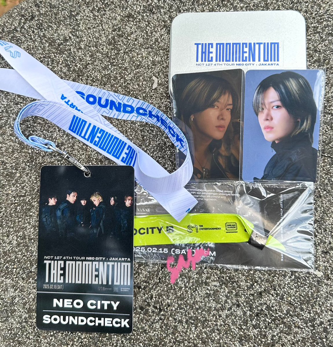 helloobubu's tweet image. exclusive gift set (tincase + 2 random photocards) &amp;amp; soundcheck lanyard for neo city section