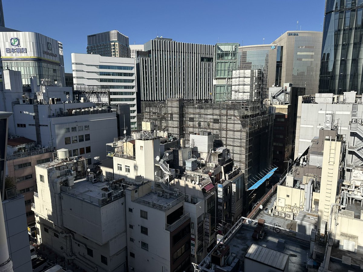 thepeoplestim's tweet image. Snuck on the roof
