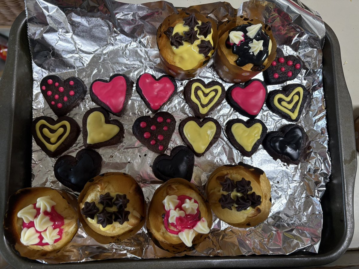 hi099's tweet photo. 久々にバレンタイン用にお菓子作り。
途中オーブン使えなかったり、焦げたりしたけど、何とか出来たー！お疲れ。 https://t.co/fZMDf1MiKh