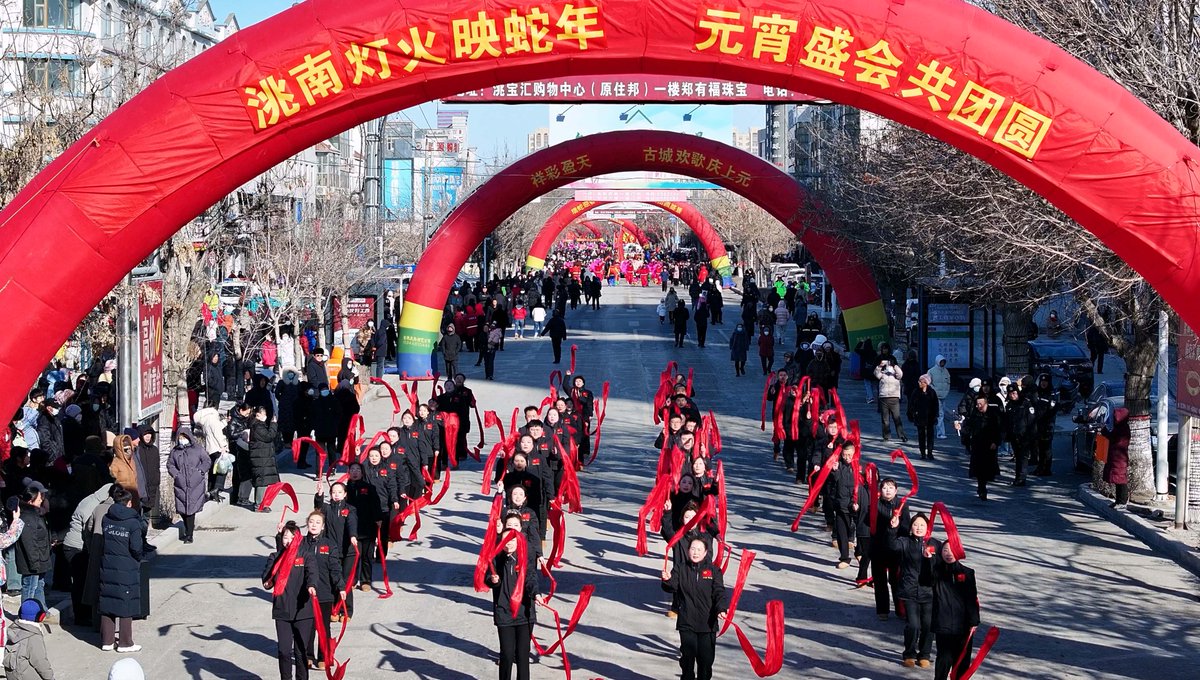 JilinChina's tweet photo. Get ready to groove this #LanternFestival! The streets of Tаonan city in #Jilin came alive with 24 vibrant #yangko dance teams, all dressed in traditional attire, twirling their fans and colorful sashes to the beat of lively drums. #FestiveJilin https://t.co/QnrCuwLCIp