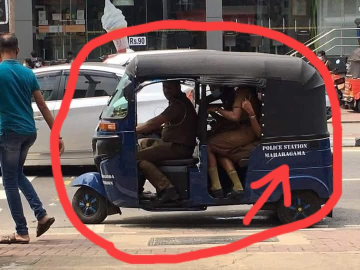 YohaniSinghey's tweet photo. වැඩිය නෑ මහත්තයා 1000යි ..
#Srilanka #police #Norule https://t.co/9lKpmI2o8g