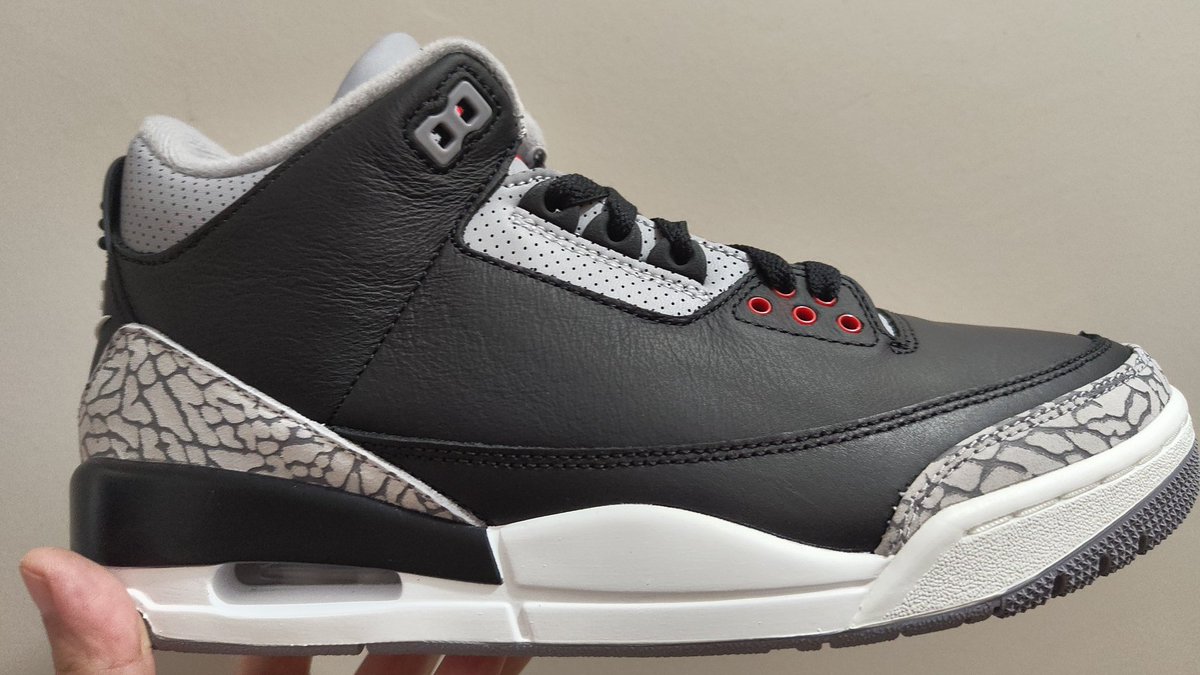 Anjerasu's tweet image. This year happens to the #Jordan Shoes 25th Anniversary. 

It's been awhile since I added anything to my sneaker collection so what a way to start the year with some fresh new Kicks 👟 #AJ1 #jordan3 #jordan5retro