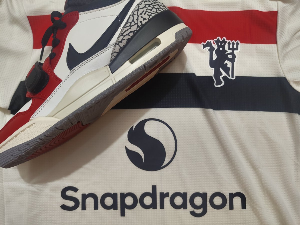 Anjerasu's tweet image. This year happens to the #Jordan Shoes 25th Anniversary. 

It's been awhile since I added anything to my sneaker collection so what a way to start the year with some fresh new Kicks 👟 #AJ1 #jordan3 #jordan5retro