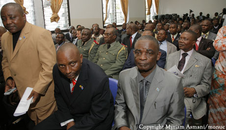 LitsaniChoukran's tweet photo. 5️⃣ L’accord du 23 mars 2009
Pour formaliser les choses publiquement, signé entre Kinshasa et le CNDP, cet accord promet :
✔️ L'intégration des rebelles du CNDP dans l'armée congolaise
✔️ Leur maintien dans les Kivus (sans être envoyés ailleurs)
✔️ Une amnistie générale pour les crimes commis
✔️ Des postes clés pour les ex-chefs du CNDP dans l’armée et l’administration