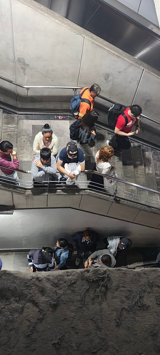 adri2007t's tweet photo. De lo peor hoy el @MetroCDMX #lineadorada solo quería llegar temprano a casa no después de dos horas. 😭 https://t.co/D4LRxxMShe
