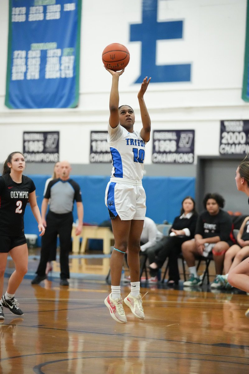 EdmondsTritons's tweet image. Triton basketball earns an important sweep at Shoreline tonight. 

@EdmondsHoops W (85-78)
🏀 Linhardt 24 pts (season-high); Motley 15 pts; Lockhart 12 pts.

@EdmondsWBB W (71-48)
🏀 Jackson, K. 23 pts; Gabriel 18 pts; Uusitalo 12 pts; Hoolulu 9 assts.

#TritonPride