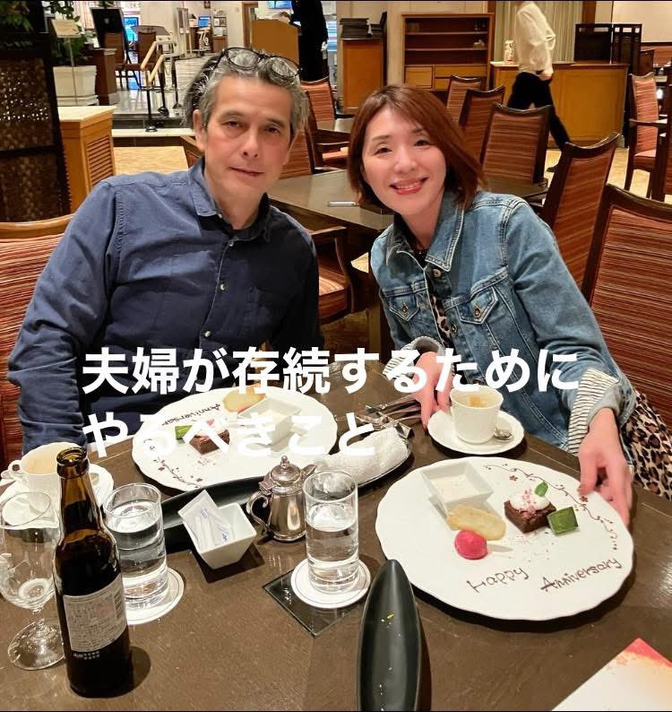 5884375edi's tweet photo. 🦋26年目の結婚記念日㊗️
今どきは、ド派手な結婚式はしない件🦋

今日2月13日が結婚記念日なんですが
記念日ディナーは一昨日行ってきました

結婚式を挙げた
ホテル日航プリンセス京都のレストラン

当時は、階段ウェディングが
とても魅力的で
結婚式場を決めたのですが

「もうそんなド派手な結婚式を
やられる方はおられませんね」

と、入社2年目のホテルマンに
丁寧に言われました。笑

コロナ以降は完全に
結婚式のスタイルが変わったようです

それにしても、結婚式を挙げたホテルが 
今も、なお存続していること自体が
うれしいです🦋

満たされた夫婦関係を長く続けるためには
その時代に順応しつつ

やはり、お互いの理解と
助け合いの精神が大切だと実感しています♪

男女間の理解って
心が抵抗して難しいのですが

また、詳しくメルマガで書きますね！

♪----♪----♪----♪----♪----♪

愛もお金も自由も手に入る
3日間のメール講座を
プレゼント🎁
🔻小林美菜子メルマガ
https://t.co/DIiB6WOrAy 

がんばり屋のバリキャリ女性が
愛し愛されるための超女優力養成所

第3期は2月からスタートします
満席となりました

第4期は5月からスタートです

🔻公式LINE
超女優力養成所　こばやしみなこ
https://t.co/kia8fSZp1y

♪----♪----♪----♪----♪----♪
