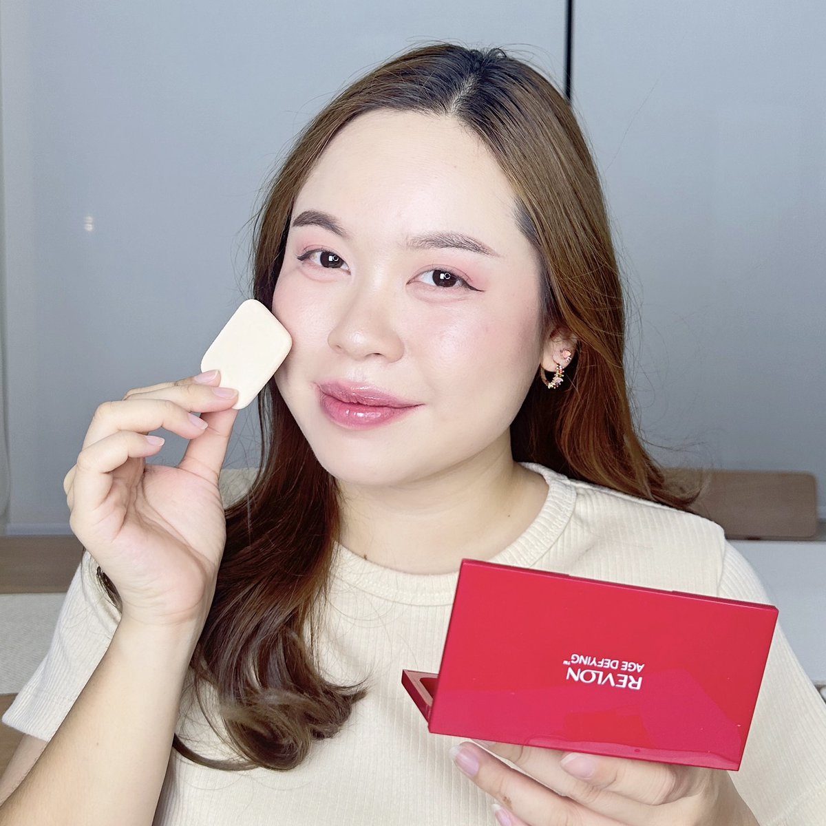 aispdiary's tweet photo. ผิวสวยเหมือนเกิดใหม่ Revlon แป้งพัฟผสมรองพื้น เนื้อแป้งนุ่มมาก เนียนมาก ปกปิดดี แต่ไม่หนา สบายผิว มีส่วนผสมของสกินแคร์ที่ช่วยบำรุงเรื่องริ้วรอย ไม่ทำให้หน้า crack ใช้วันธรรมดาได้หรือจะจัดเต็มออกงานก็ไม่แพ้ใคร! #RevlonThailand #Totallook #ใช้จริงรีวิวจริง https://t.co/dRJfTGYrAE