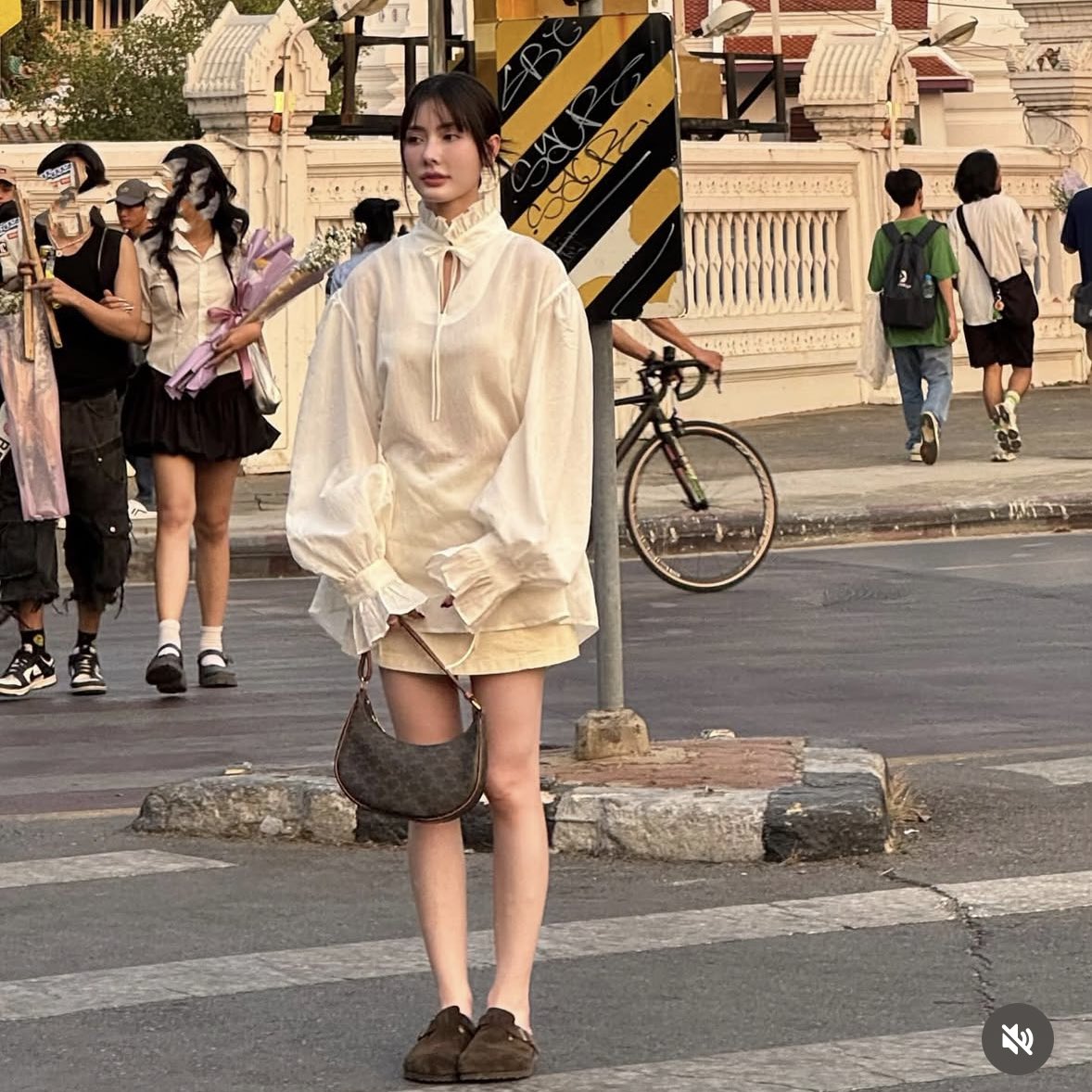 Goso_TH's tweet photo. How to ถ่ายรูปเดี่ยวยังไงให้เป็นรูปคู่ 🫣🤪

#มีนเบ้บ #meenbabe https://t.co/AuxMTeNbbj