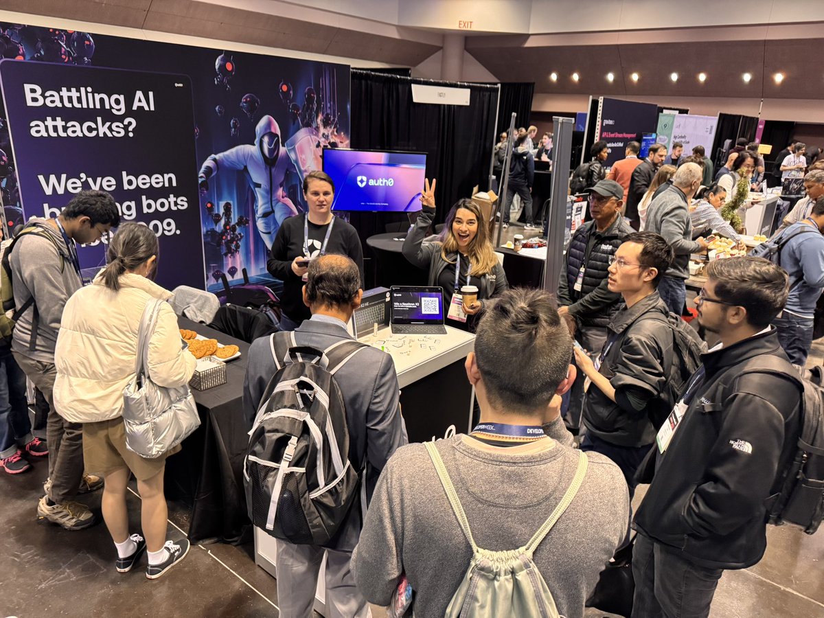 erabek's tweet image. ✌🏼 @shreythecray holding down the fort for @auth0 at #DevWeek2025!

Also, that tray of cookies latest a full 37 seconds 😅 

@DeveloperWeek