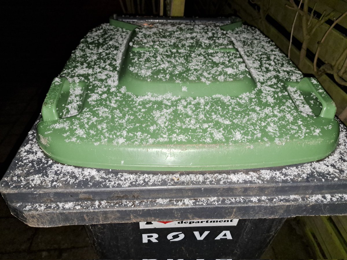 Wie het kleine niet eert... Ook in Zwolle is vanmorgen een klein beetje sneeuw gevallen! #winters #sneeuw #Zwolle #Westenholte